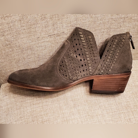 Vince Camuto ankle booties, sage green suede sz 9, cute cutout detail, 2" heel - Picture 5 of 15